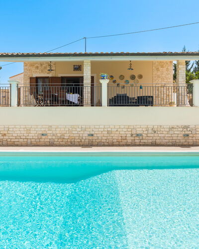 Villa Vistamare - Montallegro, Sicilia: Agua, Cielo, Propiedad, Piscina, Edificio, Azul, Azur, Sombra, Ocio, Material Compuesto