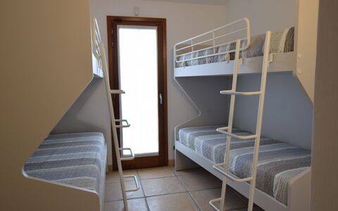 Luisa Apartment In Budoni, Shared Pool: Litera, Madera, Suelo, Diseño De Interiores, Mueble, Piso, Habitación, Cama, Hostal, Departamento