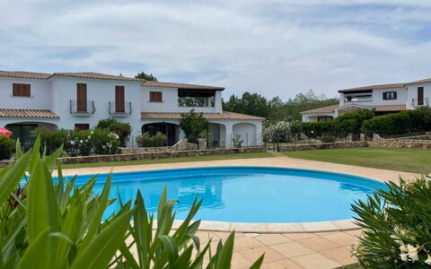 Luisa Apartment In Budoni, Shared Pool: Agua, Nube, Planta, Cielo, Propiedad, Edificio, Piscina, Azur, Ventana, Cuerpo De Agua