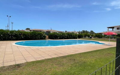 Luisa Apartment In Budoni, Shared Pool: Agua, Cielo, Planta, Piscina, Nube, Edificio, Sombra, Rectángulo, Hierba, Árbol