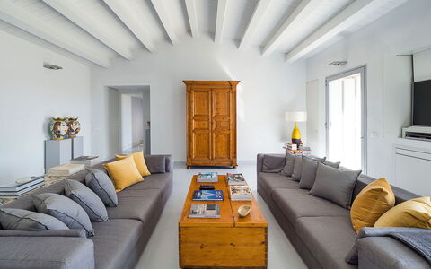 Villa Carmelita - Ragusa, Sicilia: Mesa, Marco, Sofá, Propiedad, Mueble, Edificio, Comodidad, Sofá Cama, Sala, Naranja