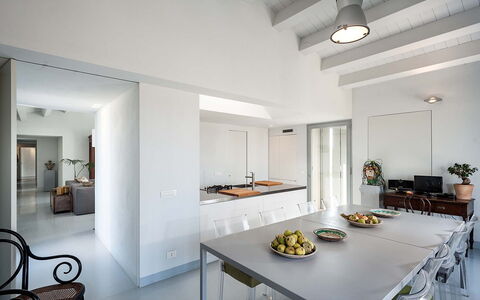 Villa Carmelita - Ragusa, Sicilia: Mesa, Propiedad, Mueble, Planta De Casa, Diseño De Interiores, Cocina, Madera, Comida, Sala, Suelo