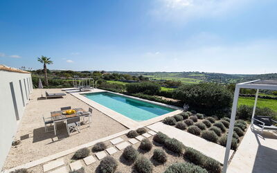 Villa Carmelita - Ragusa, Sicilia: Cielo, Agua, Nube, Piscina, Planta, Edificio, Rectángulo, Condominio, Diseño Urbano, Árbol
