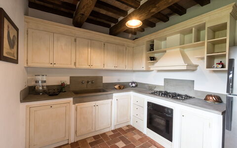 Villa Niccione: Gabinetes, Mostrador, Propiedad, Estufa De Cocina, Aparato De Cocina, Cocina, Madera, Estufa, Diseño De Interiores, Electrodoméstico