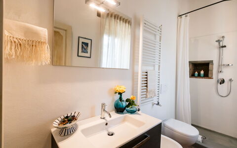 Villa Niccione: Grifo, Propiedad, Lavabo, Arreglo De Tubería, Espejo, Lavabo Del Baño, Encendiendo, Diseño De Interiores, Madera, Baño