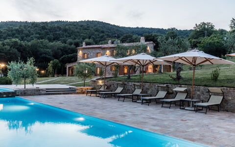 Villa Niccione: Agua, Cielo, Nube, Planta, Propiedad, Edificio, Piscina, Árbol, Arecales, Balneario