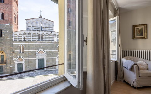 Lucca Old Town Apartment - Lucca, Toscana: Pared, Departamento, Balcón, La Luz Del Día
