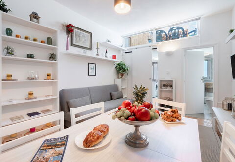 Lucca Old Town Apartment - Lucca, Toscana: Comida, Propiedad, Mueble, Mesa, Gabinetes, Naranja, Sofá, Diseño De Interiores, Mostrador, Marco