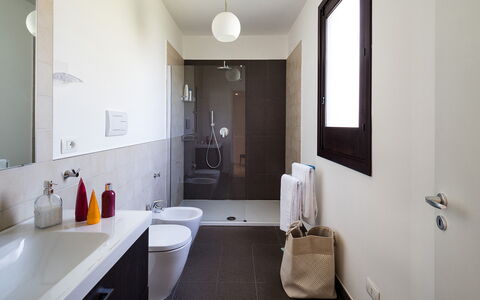 Casa Cortese - Noto, Sicilia: Propiedad, Lavabo, Grifo, Arreglo De Tubería, Edificio, Madera, Espejo, Mueble De Baño, Baño, Suelo
