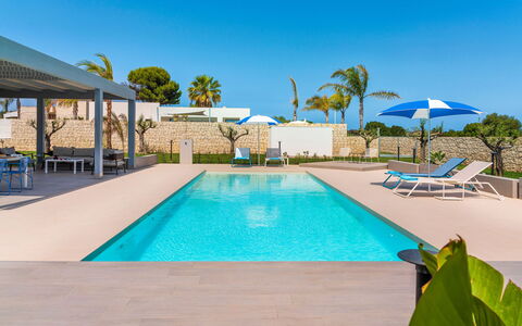 Casa Colori - Noto, Sicilia: Agua, Planta, Cielo, Propiedad, Piscina, Azur, Árbol, Mueble Para Exteriores, Silla, Sunlounger