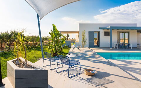 Casa Colori - Noto, Sicilia: Cielo, Tiempo De Día, Propiedad, Nube, Planta, Edificio, Azur, Sombra, Piscina, Diseño De Interiores