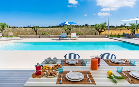 Casa Colori - Noto, Sicilia: Planta, Agua, Cielo, Propiedad, Mesa, Vajilla, Nube, Azur, Piscina, Mueble Para Exteriores