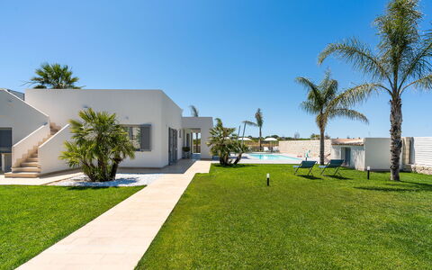 Villa Le Palme - Noto, Sicilia: Cielo, Planta, Edificio, Azur, Árbol, El Terreno Del Lote, Arecales, Diseño Urbano, Hierba, Barrio Residencial