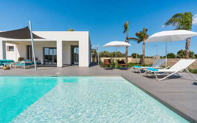 Villa Le Palme - Noto, Sicilia: Agua, Cielo, Propiedad, Planta, Piscina, Azur, Azul, Edificio, Mueble Para Exteriores, Sombra