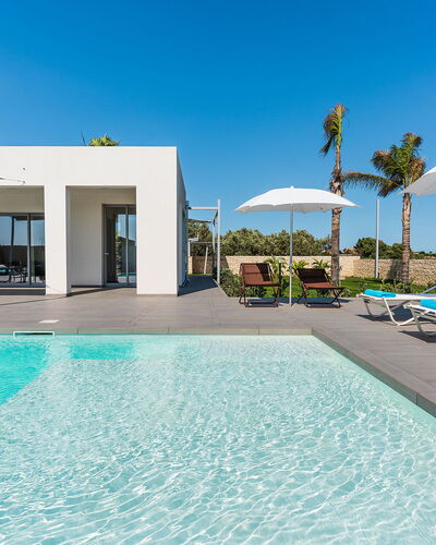 Villa Le Palme - Noto, Sicilia: Agua, Cielo, Propiedad, Planta, Piscina, Azur, Azul, Edificio, Mueble Para Exteriores, Sombra