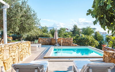 Villa Trullo - Torricella, Puglia: Agua, Cielo, Tiempo De Día, Propiedad, Planta, Piscina, Nube, Azur, Naturaleza, Árbol