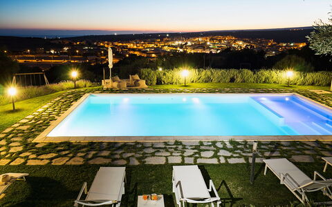 Casapietra - Scicli, Sicilia: Agua, Cielo, Piscina, Planta, Ligero, Edificio, Naturaleza, Azur, Árbol, Silla