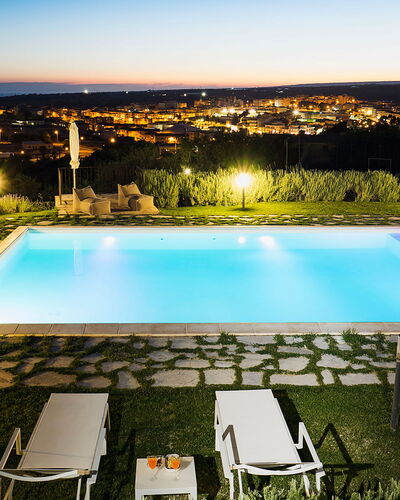 Casapietra - Scicli, Sicilia: Agua, Cielo, Piscina, Planta, Ligero, Edificio, Naturaleza, Azur, Árbol, Silla