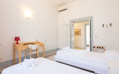 Angelico: Mueble, Propiedad, Edificio, Comodidad, Madera, Diseño De Interiores, Arquitectura, Suelo, Cama, Marco De La Cama