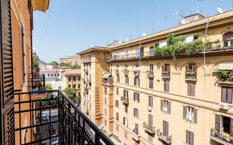 Angelico: Cielo, Edificio, Ventana, Diseño Urbano, Casa, Planta, Madera, Barrio Residencial, Bienes Raíces, Condominio