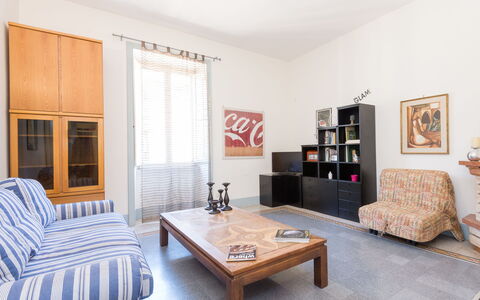 Angelico: Mesa, Mueble, Propiedad, Marco, Madera, Sofá, Diseño De Interiores, Ventana, Suelo, Piso