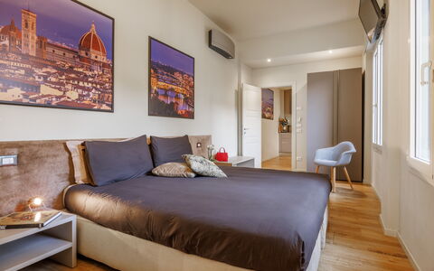 Lucy Florence Charming Modern Apartment Near Piazz: Mueble, Propiedad, Comodidad, Marco, Azur, Madera, Diseño De Interiores, Arquitectura, Piso, Suelo