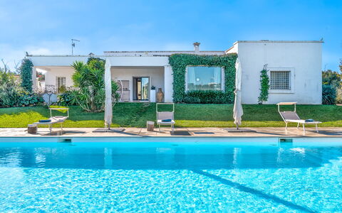 Masseriola Di Puglia: Agua, Cielo, Planta, Propiedad, Piscina, Azul, Ventana, Verde, Azur, Nube