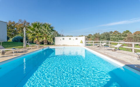 Masseriola Di Puglia: Agua, Planta, Cielo, Propiedad, Piscina, Azul, Naturaleza, Azur, Edificio, Árbol