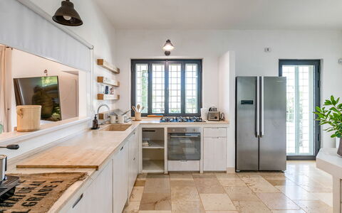 Masseriola Di Puglia: Gabinetes, Mostrador, Ventana, Planta, Lavabo, Fregadero, Madera, Planta De Casa, Cocina, Diseño De Interiores