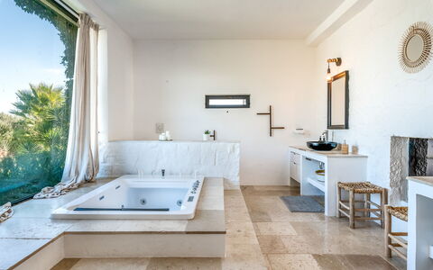 Masseriola Di Puglia: Bañera, Mueble, Azur, Grifo, Arreglo De Tubería, Gabinetes, Planta, Madera, Diseño De Interiores, Baño