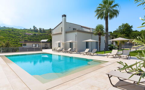 Villa Decoro - Mascali, Sicilia: Agua, Cielo, Propiedad, Edificio, Planta, Piscina, Azur, Árbol, Sombra, Mueble Para Exteriores