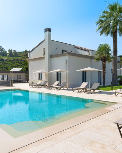 Villa Decoro - Mascali, Sicilia: Agua, Cielo, Propiedad, Edificio, Planta, Piscina, Azur, Árbol, Sombra, Mueble Para Exteriores