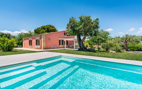 Casa Desiderio - Siracusa, Sicilia: Planta, Cielo, Agua, Propiedad, Edificio, Ventana, Nube, Piscina, Azur, Árbol