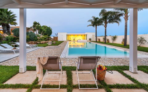Casa Ocra - Misiliscemi, Sicilia: Planta, Agua, Cielo, Edificio, Propiedad, Azur, Árbol, Piscina, Mueble Para Exteriores, Sombra