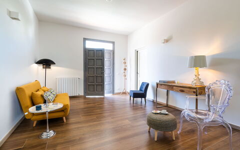 Casa Ocra - Misiliscemi, Sicilia: Mueble, Mesa, Silla, Madera, Diseño De Interiores, Encendiendo, Suelo, Piso, Bienes Raíces, Sala