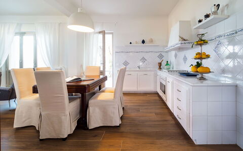 Casa Ocra - Misiliscemi, Sicilia: Gabinetes, Mostrador, Mesa, Madera, Diseño De Interiores, Cocina, Silla, Piso, Suelo, Cajón