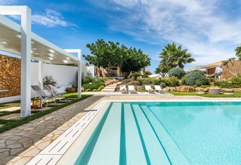 Casa Ocra - Misiliscemi, Sicilia: Nube, Planta, Edificio, Cielo, Propiedad, Agua, Azur, Piscina, Árbol, Sombra