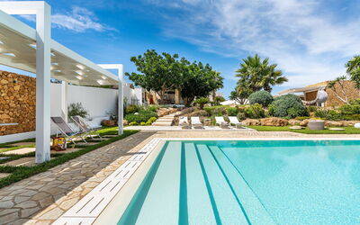 Casa Ocra - Misiliscemi, Sicilia: Nube, Planta, Edificio, Cielo, Propiedad, Agua, Azur, Piscina, Árbol, Sombra