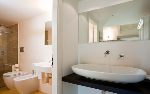 Pietramare - Castellabate, Campania: Lavabo, Grifo, Lavabo Del Baño, Arreglo De Tubería, Propiedad, Baño, Negro, Espejo, Púrpura, Madera