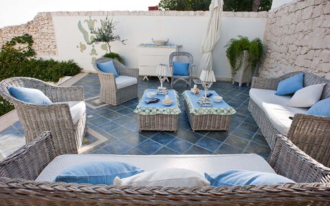 Villa Amena - Siracusa, Sicilia: Planta, Mueble, Mesa, Azur, Azul, Mueble Para Exteriores, Sala, Diseño De Interiores, Sofá, Comodidad