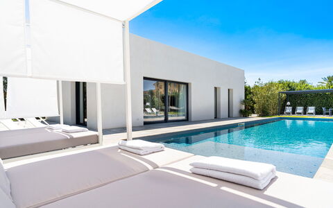 Villa Duetto - Siracusa, Sicilia: Agua, Piscina, Diseño De Interiores, Cielo, Sombra, Ventana, Edificio, Rectángulo, Condominio, Bienes Raíces
