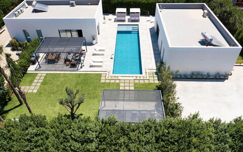 Villa Duetto - Siracusa, Sicilia: Planta, El Terreno Del Lote, Hierba, Diseño Urbano, Ventana, Edificio, Barrio Residencial, Árbol, Techo, Fachada