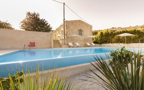 Casa Masseria - Scicli, Sicilia: Cielo, Planta, Agua, Propiedad, Edificio, Árbol, Piscina, Hierba, Ocio, Paisaje Natural