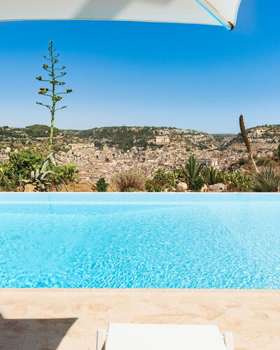 Casa Masseria - Scicli, Sicilia: Agua, Cielo, Planta, Propiedad, Tiempo De Día, Piscina, Ligero, Rectángulo, Azul, Azur