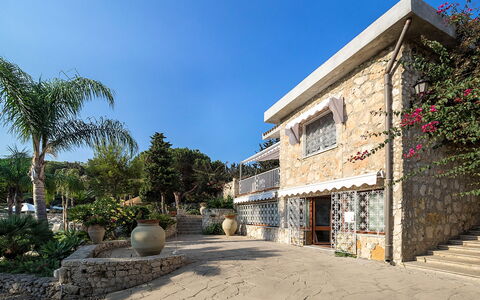 Villa Diamante - Siracusa, Sicilia: Cielo, Planta, Edificio, Propiedad, Ventana, Árbol, Casa, Arecales, Paisaje, Bienes Raíces