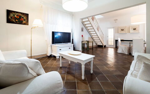 Villa Diamante - Siracusa, Sicilia: Mueble, Mesa, Propiedad, Sofá, Televisión, Comodidad, Edificio, Diseño De Interiores, Sala, Piso