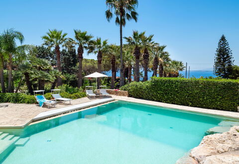 Villa Diamante - Siracusa, Sicilia: Agua, Planta, Propiedad, Piscina, Cielo, Azur, Árbol, Edificio, Arecales, Ocio