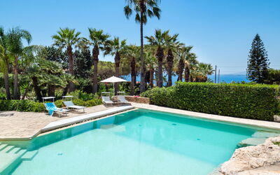 Villa Diamante - Siracusa, Sicilia: Agua, Planta, Propiedad, Piscina, Cielo, Azur, Árbol, Edificio, Arecales, Ocio