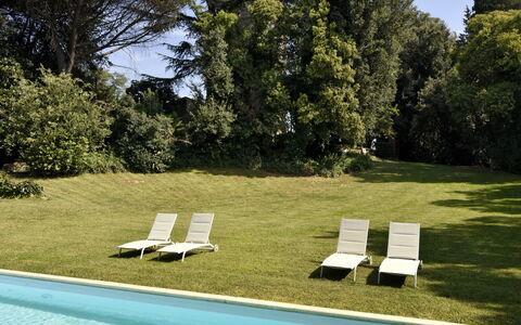 Torre Delle Cornacchie: Agua, Nube, Cielo, Planta, Piscina, Azur, Árbol, Paisaje Natural, Sombra, Cuerpo De Agua