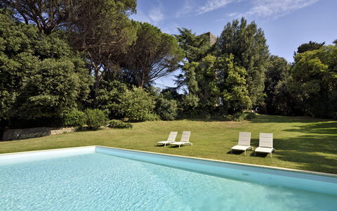Torre Delle Cornacchie: Agua, Planta, Cielo, Nube, Piscina, Azur, Sombra, Hierba, Árbol, Rectángulo